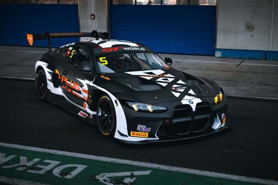 BMW M4 GT3 EVO vestido de 'Bleach' leva videojogos para a pista