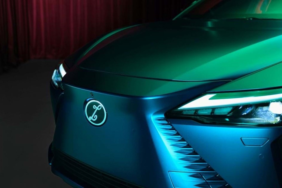 Lexus RZ celebra jazz de Miles Davis com especial Blue in Green Edition