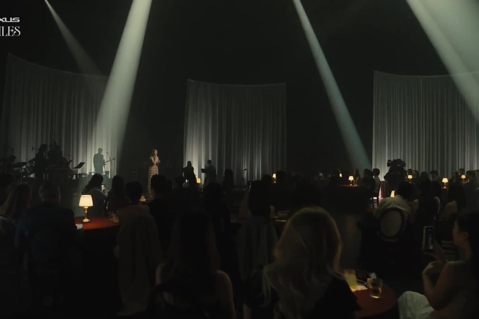 Lexus RZ celebra jazz de Miles Davis com especial Blue in Green Edition