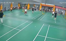 Atletas não ganharam para o susto: condutor invade partida de badminton