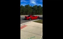 Mazda RX-7 ''imita'' Ford Mustang a sair de estrada em gloriosa derrapagem