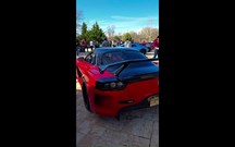 Mazda RX-7 ''imita'' Ford Mustang a sair de estrada em gloriosa derrapagem