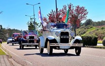 Carros históricos ao desfile no Costa da Caparica Classics
