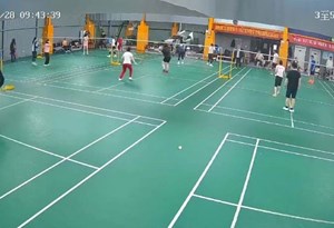 Atletas não ganharam para o susto: condutor invade partida de badminton