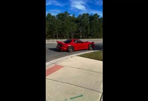 Mazda RX-7 ''imita'' Ford Mustang a sair de estrada em gloriosa derrapagem
