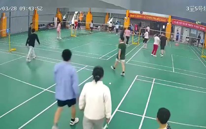 Atletas não ganharam para o susto: condutor invade partida de badminton