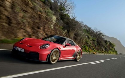 Como ensurdecer os ouvidos no Verão? Acelerar o novo Porsche GT3 S/C de capota aberta!