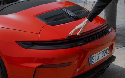 Como ensurdecer os ouvidos no Verão? Acelerar o novo Porsche GT3 S/C de capota aberta!