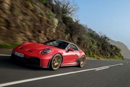 Como ensurdecer os ouvidos no Verão? Acelerar o novo Porsche GT3 S/C de capota aberta!