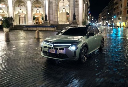 Pura combustão a gasolina: Lancia Ypsilon também já é Turbo 100