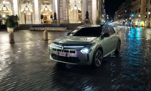 Pura combustão a gasolina: Lancia Ypsilon também já é Turbo 100