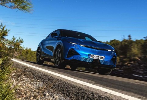 Alpine A390 GT na estrada: ''falso'' familiar com alto poder desportivo