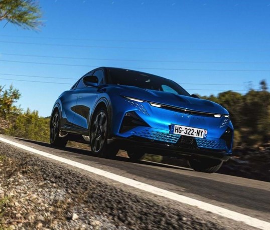 Alpine A390 GT na estrada: ''falso'' familiar com alto poder desportivo