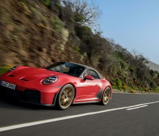 Como ensurdecer os ouvidos no Verão? Acelerar o novo Porsche GT3 S/C de capota aberta!