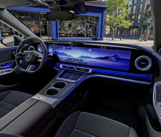 Ecrãs de encher o olho: Mercedes-Benz mostra interior do Classe C a electrões