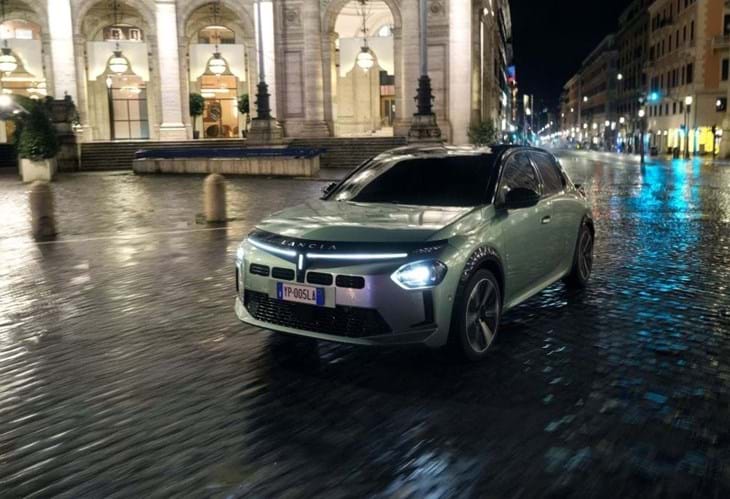 Pura combustão a gasolina: Lancia Ypsilon também já é Turbo 100