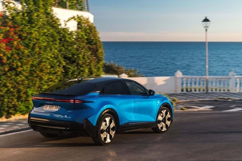 Alpine A390 GT na estrada: ''falso'' familiar com alto poder desportivo