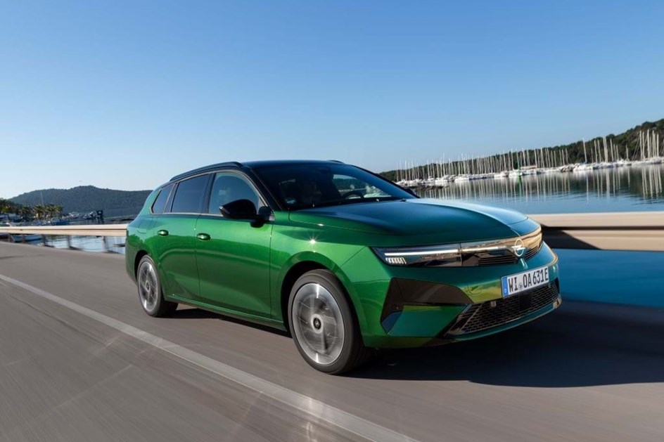 Opel Astra Electric ganha tecnologia V2L para carregar dispositivos eléctricos