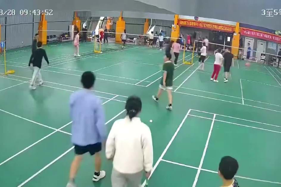 Atletas não ganharam para o susto: condutor invade partida de badminton