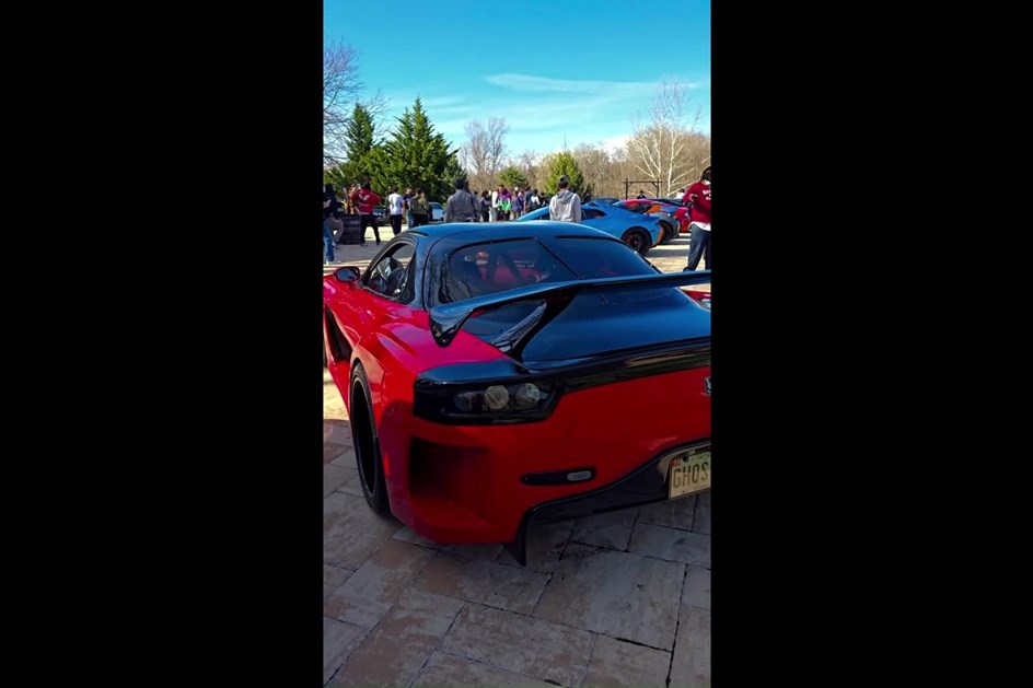 Mazda RX-7 ''imita'' Ford Mustang a sair de estrada em gloriosa derrapagem