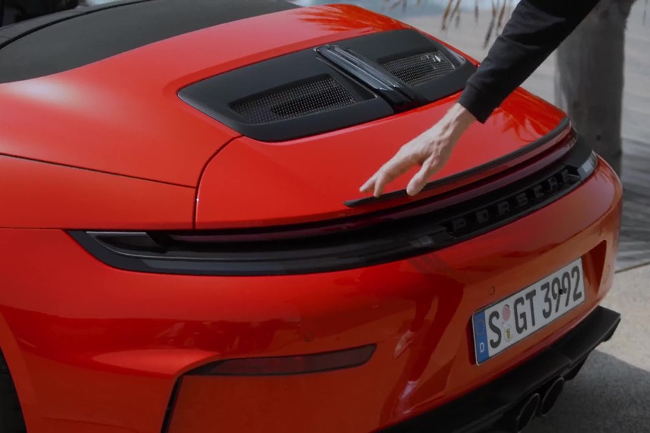 Como ensurdecer os ouvidos no Verão? Acelerar o novo Porsche GT3 S/C de capota aberta!