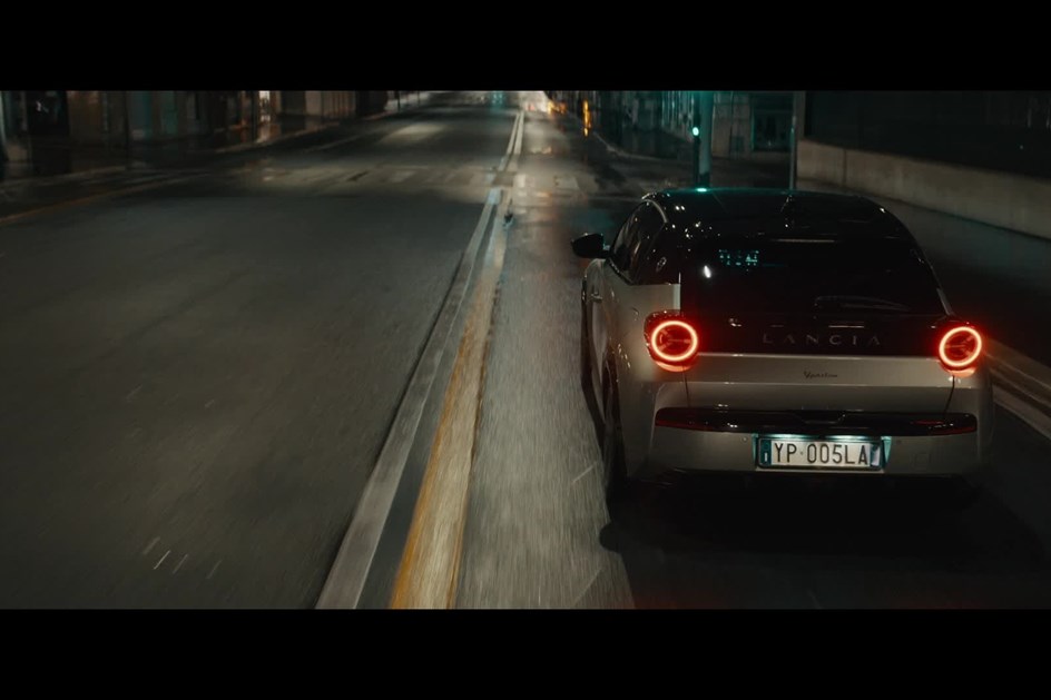 Pura combustão a gasolina: Lancia Ypsilon também já é Turbo 100