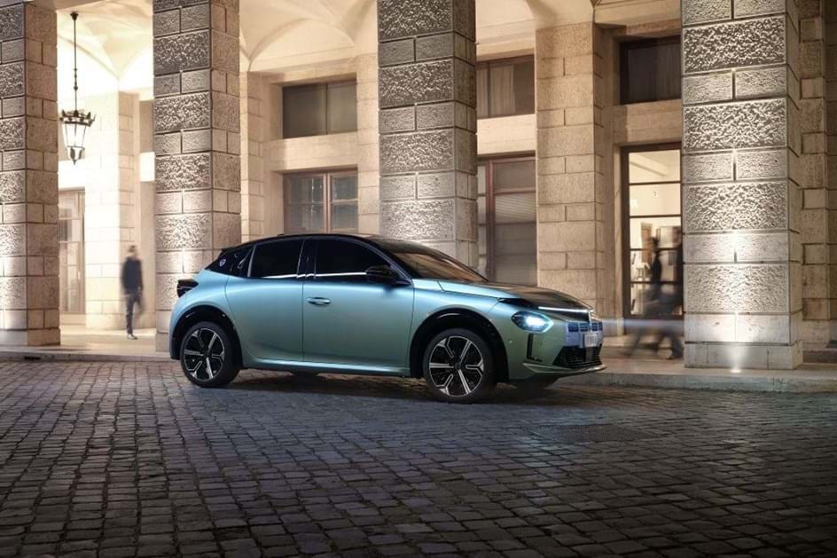 Pura combustão a gasolina: Lancia Ypsilon também já é Turbo 100