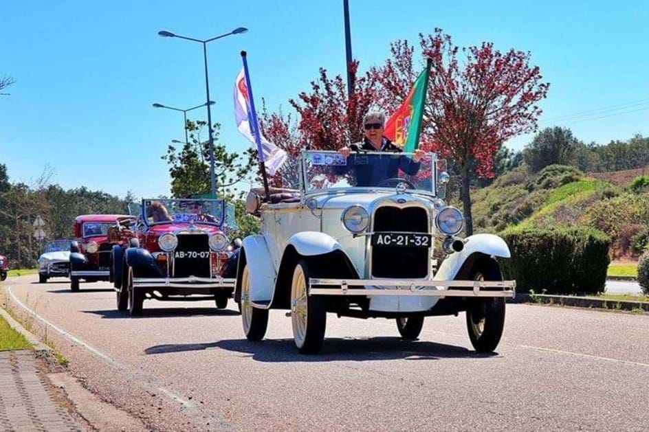 Carros históricos ao desfile no Costa da Caparica Classics