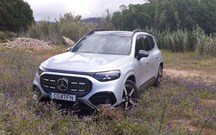 Mercedes-Benz GLB 250+: ''rebelde'' cúbico para viagens em família
