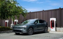 Eléctricos da Volvo já podem recarregar nos Tesla Superchargers portugueses