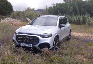 Mercedes-Benz GLB 250+: ''rebelde'' cúbico para viagens em família