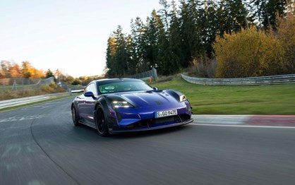 Porsche Taycan Turbo GT com 'kit' Manthey recupera recorde de Nürburgring