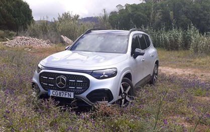 Mercedes-Benz GLB 250+: ''rebelde'' cúbico para viagens em família