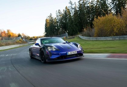 Porsche Taycan Turbo GT com 'kit' Manthey recupera recorde de Nürburgring