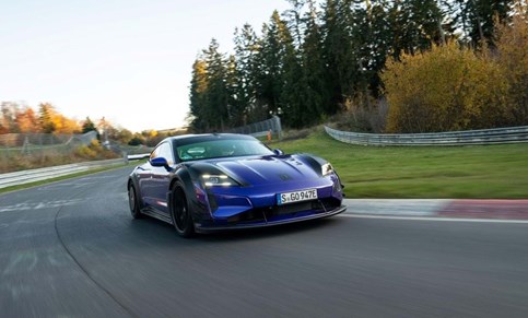 Porsche Taycan Turbo GT com 'kit' Manthey recupera recorde de Nürburgring