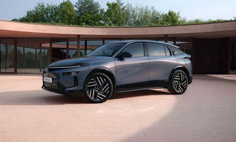 Primeiras imagens: Lancia Gamma quer ser um 'premium' do dia a dia