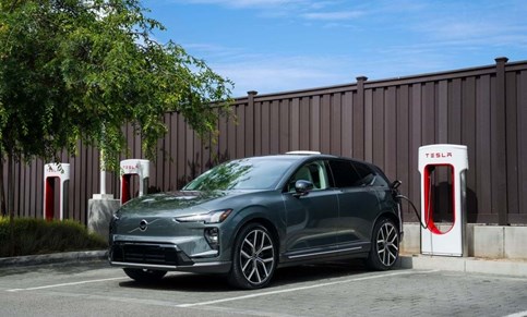 Eléctricos da Volvo já podem recarregar nos Tesla Superchargers portugueses