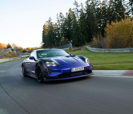 Porsche Taycan Turbo GT com 'kit' Manthey recupera recorde de Nürburgring