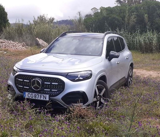 Mercedes-Benz GLB 250+: ''rebelde'' cúbico para viagens em família