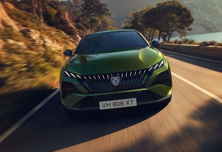 Peugeot 408 Plug-In Hybrid 240: familiar convincente e versátil