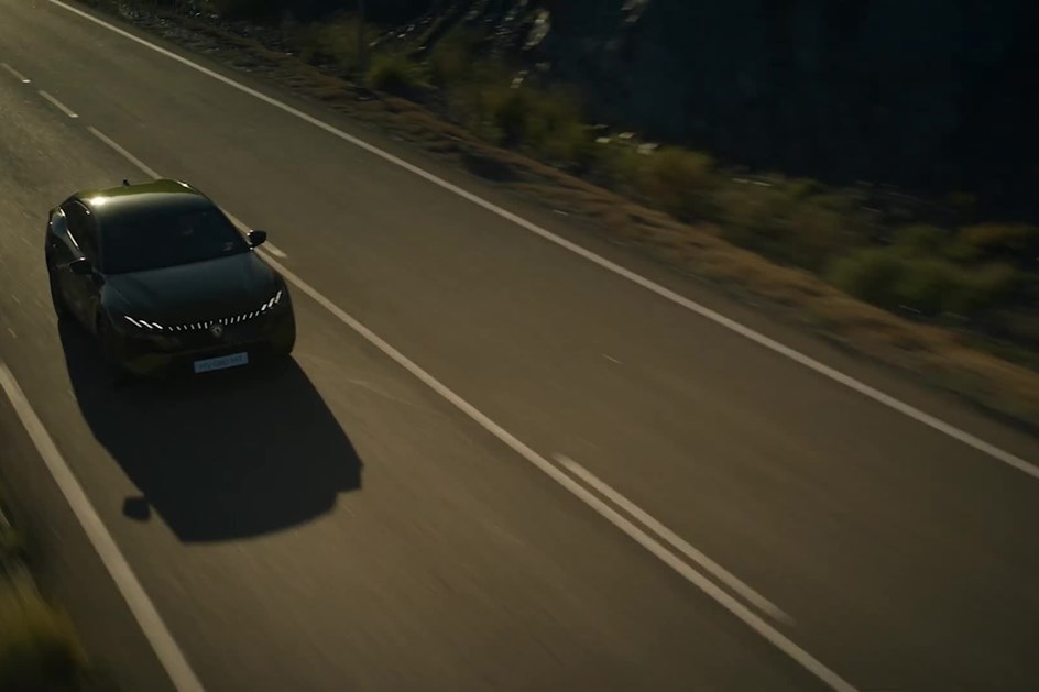 Peugeot 408 Plug-In Hybrid 240: familiar convincente e versátil