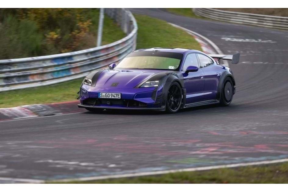 Porsche Taycan Turbo GT com 'kit' Manthey recupera recorde de Nürburgring