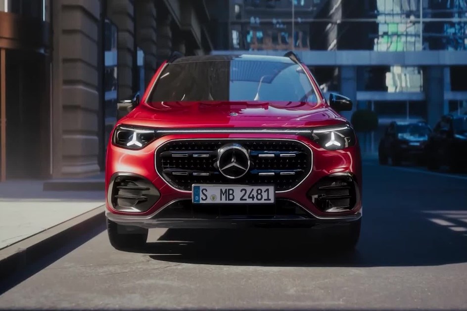 Mercedes-Benz GLB 250+: ''rebelde'' cúbico para viagens em família