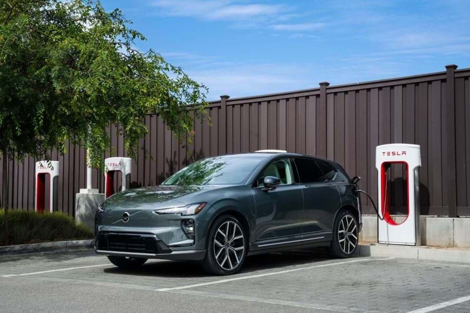 Eléctricos da Volvo já podem recarregar nos Tesla Superchargers portugueses