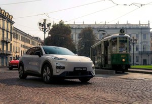 Changan Deepal S05 passa a híbrido 'plug-in' com 100 km eléctricos