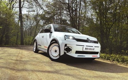 Renault 5 E-Tech eléctrico pronto para as curvas em modo Rallye