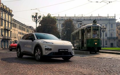 Changan Deepal S05 passa a híbrido 'plug-in' com 100 km eléctricos