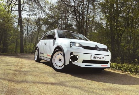 Renault 5 E-Tech eléctrico pronto para as curvas em modo Rallye