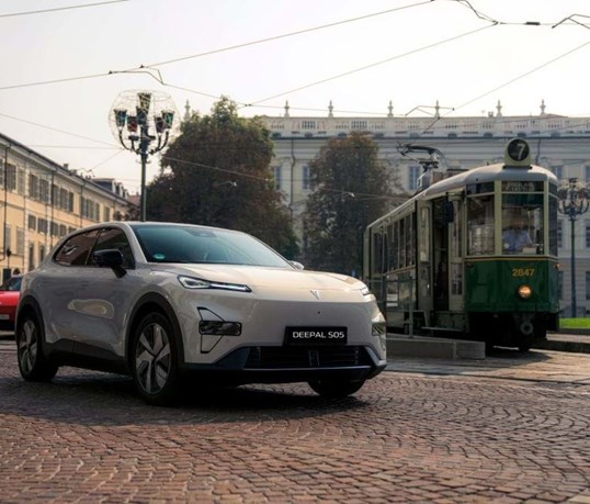 Changan Deepal S05 passa a híbrido 'plug-in' com 100 km eléctricos