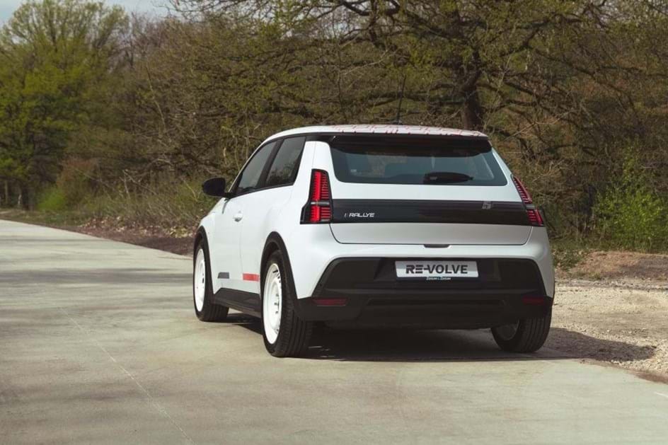 Renault 5 E-Tech eléctrico pronto para as curvas em modo Rallye